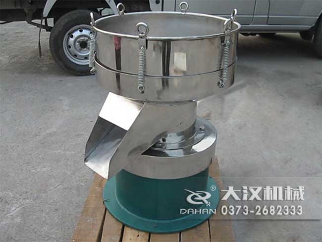 涂料振動篩由：框體，振動斗，出料口，振動電機底座等部件組成